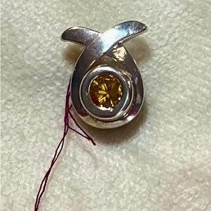 Elegant Silver Pendant with Yellow Gemstone